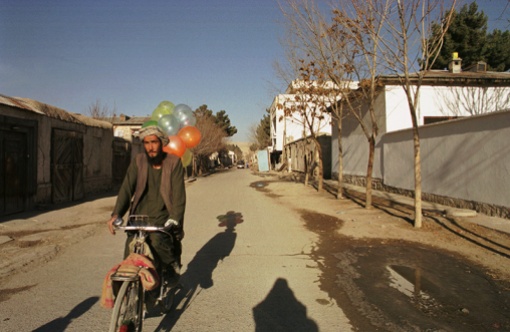 Kabul, Afghanistan -- Baloon sellers are back on the street in post-Taliban Kabul. 12/01 (Photo by Bikem Ekberzade)